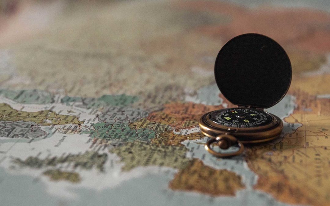Kompass gold auf Weltkarte im Fokus