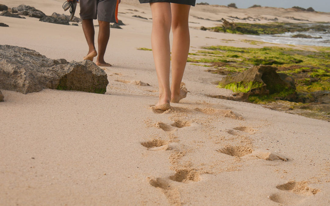 Fußspur im sand strand zwei Personen laufen