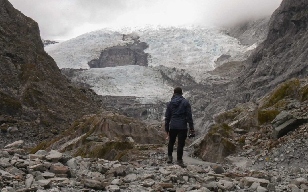 klimawandel person steht vor Gletscher in Neuseeland